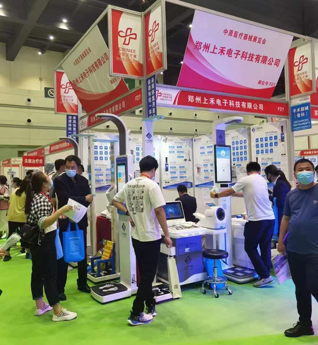 為客戶講解設備